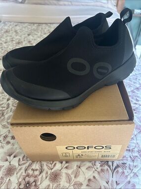 OOFOS women’s Black Slip-On Recovery Loafers